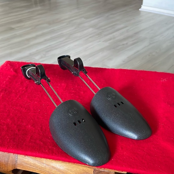 Shoe Gear Men’s Shoe Tree-Black-Plastic-Adjustable-Fits Most Sizes and Styles - Picture 1 of 6